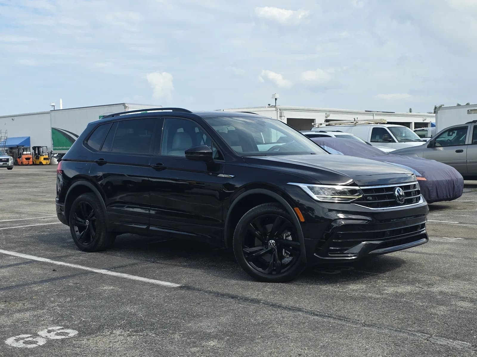 2023 Volkswagen Tiguan SE R-Line Black